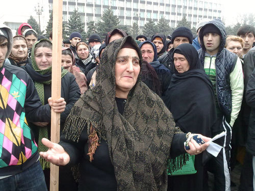 Митинг против пыток подозреваемых в покушении на главу МВД Дагестана Адильгерея Магомедтагирова. В центре мать задержанного Абдулмеджида Манапова Хадижат Манапова. Махачкала, 1 марта 2010 года. Фото "Кавказского Узла" Митинг против пыток подозреваемых в покушении на главу МВД Дагестана Адильгерея Магомедтагирова. В центре мать задержанного Абдулмеджида Манапова Хадижат Манапова. Махачкала, 1 марта 2010 года. Фото "Кавказского Узла"