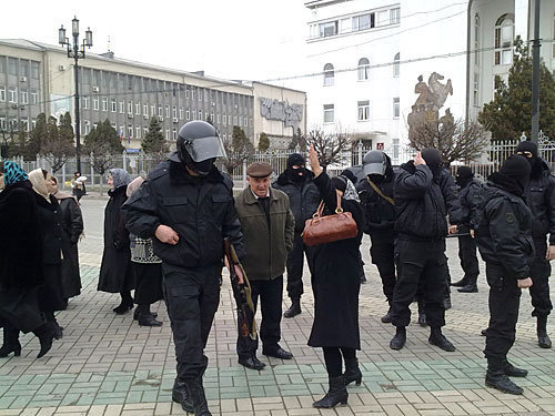 Ссотрудники правоохранительных органов Дагестана разгоняют митинг родственников подозреваемых в убийстве главы МВД республики Адильгерея Магомедтагирова. Махачкала, 2 марта 2010 года. Фото "Кавказского Узла" Ссотрудники правоохранительных органов Дагестана разгоняют митинг родственников подозреваемых в убийстве главы МВД республики Адильгерея Магомедтагирова. Махачкала, 2 марта 2010 года. Фото "Кавказского Узла"
