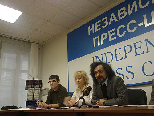 Пресс-конференция "Борьба с контрафактом или борьба с правозащитниками? Краснодарский случай. Преследование Анастасии Денисовой". Слева направо: координатор проектов Московской Хельсинкской группы Дмитрий Макаров, адвокат Анастасии Денисовой, сотрудник Правозащитного центра "Мемориал" Марина Дубровина и директор Информационно-аналитического центра "СОВА", член Общественного совета при МВД РФ Александр Верховский. Москва, 2 марта 2010 года. Фото "Кавказского Узла" Пресс-конференция "Борьба с контрафактом или борьба с правозащитниками? Краснодарский случай. Преследование Анастасии Денисовой". Слева направо: координатор проектов Московской Хельсинкской группы Дмитрий Макаров, адвокат Анастасии Денисовой, сотрудник Правозащитного центра "Мемориал" Марина Дубровина и директор Информационно-аналитического центра "СОВА", член Общественного совета при МВД РФ Александр Верховский. Москва, 2 марта 2010 года. Фото "Кавказского Узла"