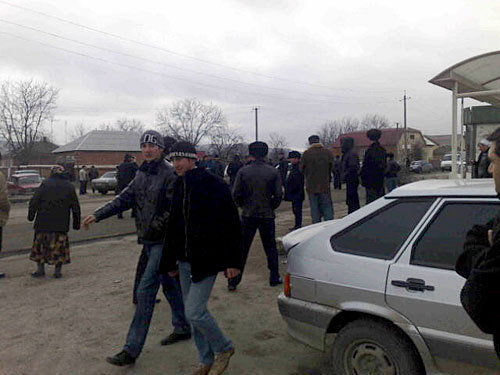 Стихийный митинг в Ингушетии в связи с похищением Микаила Плиева. Муниципальный округ Плиевский, 6 марта 2010 года. Фото "Кавказского Узла" Стихийный митинг в Ингушетии в связи с похищением Микаила Плиева. Муниципальный округ Плиевский, 6 марта 2010 года. Фото "Кавказского Узла"