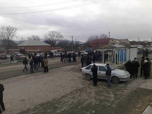 Стихийный митинг в Ингушетии в связи с похищением Микаила Плиева. Муниципальный округ Плиевский, 6 марта 2010 года. Фото "Кавказского Узла" Стихийный митинг в Ингушетии в связи с похищением Микаила Плиева. Муниципальный округ Плиевский, 6 марта 2010 года. Фото "Кавказского Узла"