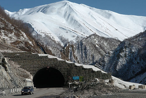 Северная Осетия, участок Транскавказской автомагистрали, противолавинная галерея. Фото "Кавказского Узла" Северная Осетия, участок Транскавказской автомагистрали, противолавинная галерея. Фото "Кавказского Узла"