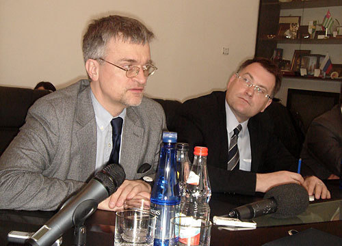 Спецпредставитель ЕС на Южном Кавказе Питер Семнеби (слева). Сухум, 12 марта 2010 года. Спецпредставитель ЕС на Южном Кавказе Питер Семнеби (слева). Сухум, 12 марта 2010 года.