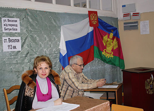 Избирательный участок №43-12, с. Веселое. 14 марта 2010 года. Фото "Кавказского Узла" Избирательный участок №43-12, с. Веселое. 14 марта 2010 года. Фото "Кавказского Узла"