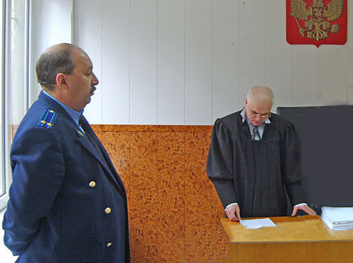 Федеральный судья Ленинского районного суда Махачкалы Шарапутдин Гаджиев изменил меру пресечения для журналистов еженедельника "Черновик" с подписки о невыезде на обязательства по явке и проведении повторной комплексной психолого-лингвистической экспертизы материалов газеты в федеральном центре судебной экспертизы при Министерстве юстиций России. 16 марта 2010 года. Фото "Кавказского Узла" Федеральный судья Ленинского районного суда Махачкалы Шарапутдин Гаджиев изменил меру пресечения для журналистов еженедельника "Черновик" с подписки о невыезде на обязательства по явке и проведении повторной комплексной психолого-лингвистической экспертизы материалов газеты в федеральном центре судебной экспертизы при Министерстве юстиций России. 16 марта 2010 года. Фото "Кавказского Узла"