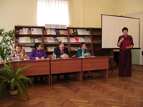 Слева направо: представитель банка "Новация" Е.А.Мещерякова, заместитель министра культуры Адыгеи А.Ш.Сообцокова, руководитель Управления Роспотребнадзора по РА А.Х.Агиров, директор Национальной библиотеки С.А.Кат. Выступает сотрудник отдела экономической и технической литературы Национальной библиотеки Адыгеи Н.П.Плотнерчук. Майкоп, 15 марта 2010 года. Фото "Кавказского Узла" Слева направо: представитель банка "Новация" Е.А.Мещерякова, заместитель министра культуры Адыгеи А.Ш.Сообцокова, руководитель Управления Роспотребнадзора по РА А.Х.Агиров, директор Национальной библиотеки С.А.Кат. Выступает сотрудник отдела экономической и технической литературы Национальной библиотеки Адыгеи Н.П.Плотнерчук. Майкоп, 15 марта 2010 года. Фото "Кавказского Узла"