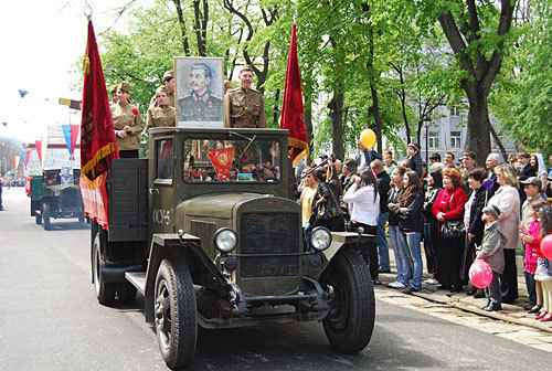 Фрагмент праздничного парада во Владикавказе 9 мая 2009 года. Фото "Кавказского Узла" Фрагмент праздничного парада во Владикавказе 9 мая 2009 года. Фото "Кавказского Узла"