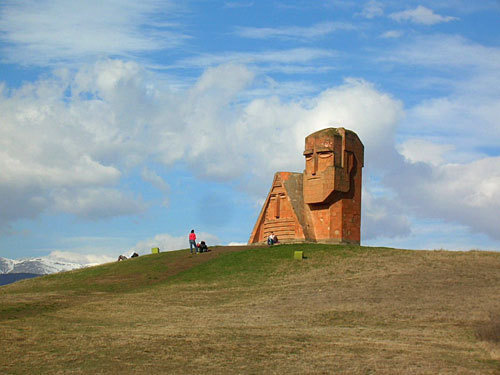 Символ Нагорного Карабаха "Мы и наши горы", Степанакерт. Март 2010 года. Фото "Кавказского Узла" Символ Нагорного Карабаха "Мы и наши горы", Степанакерт. Март 2010 года. Фото "Кавказского Узла"