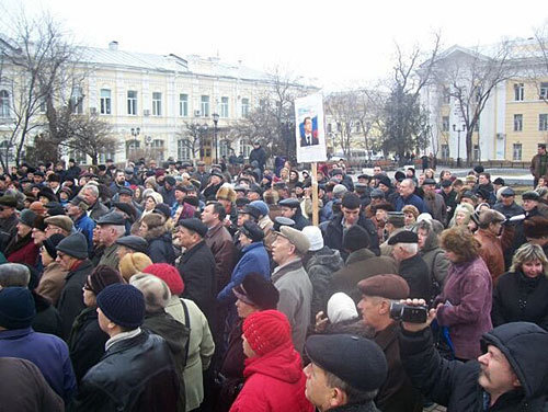 Митинг поддержки участникам голодовки. Астрахань, утро 20 марта 2010 года. Фото предоставлено участниками голодовки. Митинг поддержки участникам голодовки. Астрахань, утро 20 марта 2010 года. Фото предоставлено участниками голодовки.