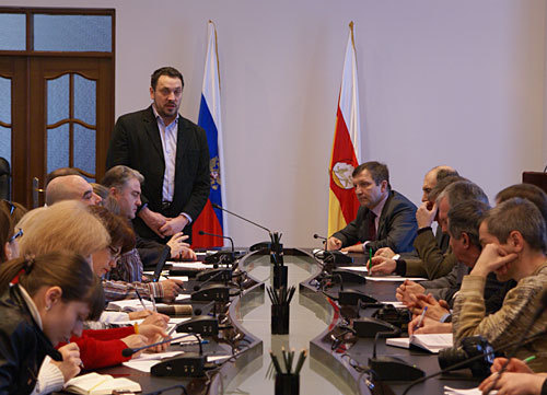 Владикавказ, член Общественной палаты РФ Максим Шевченко (стоит слева) на встрече с журналистами Северной Осетии. 21 марта 2010 года. Фото Владимира Мукагова Владикавказ, член Общественной палаты РФ Максим Шевченко (стоит слева) на встрече с журналистами Северной Осетии. 21 марта 2010 года. Фото Владимира Мукагова