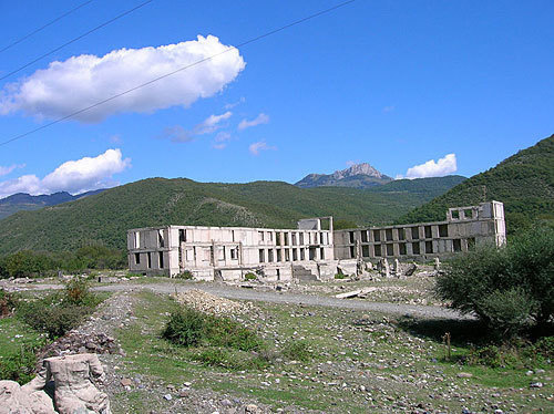 Ленингор (Ахалгори), разрушающееся здание. Фото с сайта http://ru.wikipedia.org Ленингор (Ахалгори), разрушающееся здание. Фото с сайта http://ru.wikipedia.org