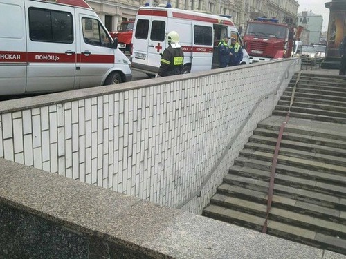 Москва, вход на станцию "Лубянка", утро 29 марта 2010 года. Фото с сайта http://kashin.livejournal.com/2690863.html , автор Олег Кашин Москва, вход на станцию "Лубянка", утро 29 марта 2010 года. Фото с сайта http://kashin.livejournal.com/2690863.html , автор Олег Кашин