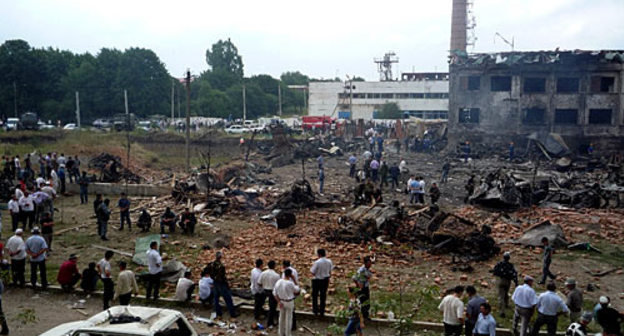 Теракт у здания ГОВД в Назрани. Ингушетия, 17 августа 2009 года. Фото "Кавказского Узла" Теракт у здания ГОВД в Назрани. Ингушетия, 17 августа 2009 года. Фото "Кавказского Узла"