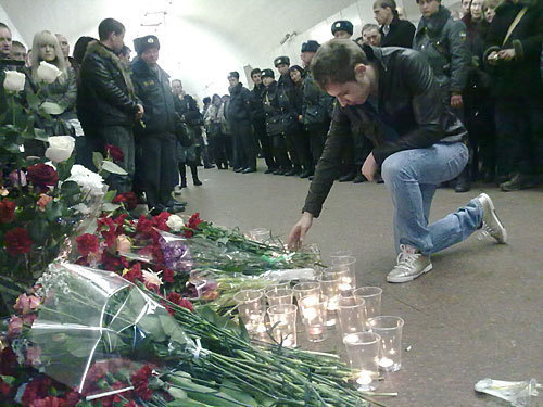 Москва, цветы на станции метро "Лубянка", вечер 29 марта 2010 года. Фото "Кавказского Узла" Москва, цветы на станции метро "Лубянка", вечер 29 марта 2010 года. Фото "Кавказского Узла"