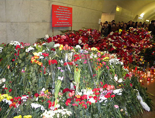 Москва, цветы на станции метро "Лубянка", 30 марта 2010 года. Фото "Кавказского Узла" Москва, цветы на станции метро "Лубянка", 30 марта 2010 года. Фото "Кавказского Узла"
