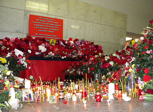 Москва, цветы и свечи на станции метро "Лубянка", 30 марта 2010 года. Фото "Кавказского Узла" Москва, цветы и свечи на станции метро "Лубянка", 30 марта 2010 года. Фото "Кавказского Узла"