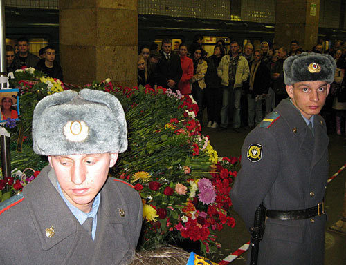 Акция памяти жертв взрывов в московском метро. 30 марта 2010 года, станция метро "Парк культуры". Фото "Кавказского Узла" Акция памяти жертв взрывов в московском метро. 30 марта 2010 года, станция метро "Парк культуры". Фото "Кавказского Узла"