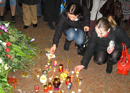 Акция памяти жертв теракта в московском метро 29 марта 2010 года. Москва, станция метро "Лубянка", вечер 30 марта 2010 года. Фото "Кавказского Узла" Акция памяти жертв теракта в московском метро 29 марта 2010 года. Москва, станция метро "Лубянка", вечер 30 марта 2010 года. Фото "Кавказского Узла"
