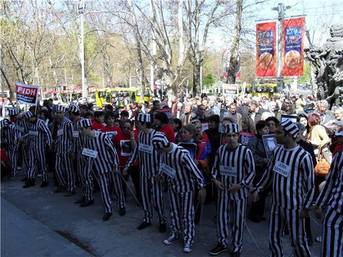 Акция протеста перед зданием, где проходит 37-я конференция Международной федерации по правам человека, фото автора блога Ереванец на "Кавказском узле". Акция протеста перед зданием, где проходит 37-я конференция Международной федерации по правам человека, фото автора блога Ереванец на "Кавказском узле".
