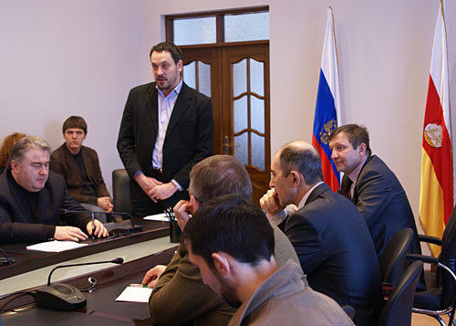 Владикавказ, член Общественной палаты РФ Максим Шевченко (стоит слева) на встрече с журналистами Северной Осетии в рамках проекта "Мир Кавказу". 21 марта 2010 года. Фото Владимира Мукагова Владикавказ, член Общественной палаты РФ Максим Шевченко (стоит слева) на встрече с журналистами Северной Осетии в рамках проекта "Мир Кавказу". 21 марта 2010 года. Фото Владимира Мукагова