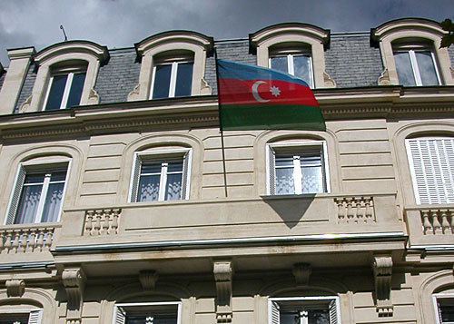 Флаг Азербайджана на здании посольства в Париже (Франция). Фото с сайта http://ru.wikipedia.org Флаг Азербайджана на здании посольства в Париже (Франция). Фото с сайта http://ru.wikipedia.org