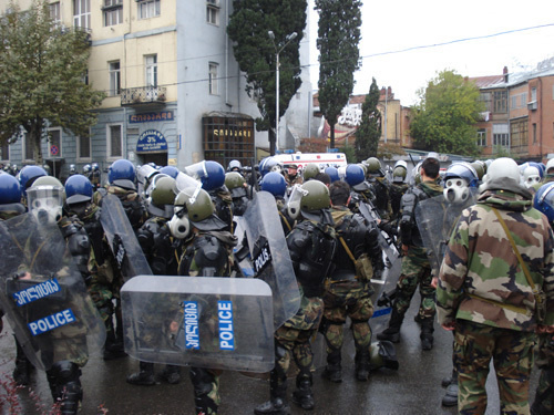 Грузия, Тбилиси, 7 ноября 2007 года. Фото с сайта http://civil.ge, автор Давид Мачавариани Грузия, Тбилиси, 7 ноября 2007 года. Фото с сайта http://civil.ge, автор Давид Мачавариани