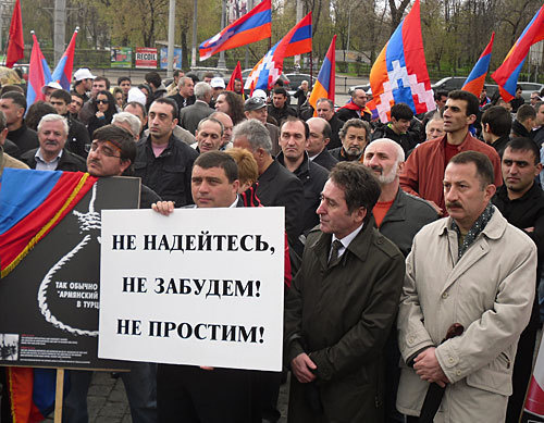 Митинг "Геноцид армян - преступление против человечества" на площади Краснопресненской Заставы у памятника "Героям революции 1905-1907 годов". Москва, 24 апреля 2010 года. Фото "Кавказского Узла" Митинг "Геноцид армян - преступление против человечества" на площади Краснопресненской Заставы у памятника "Героям революции 1905-1907 годов". Москва, 24 апреля 2010 года. Фото "Кавказского Узла"