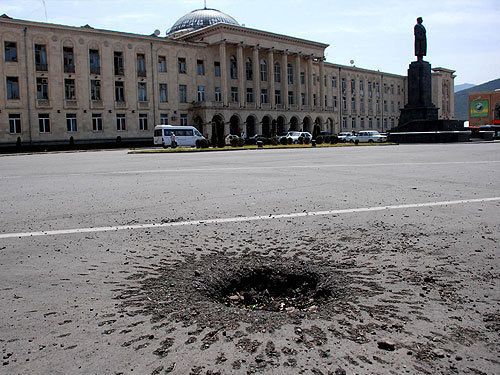 Грузия, центральная площадь в городе Гори, август 2008 года. Фото: Интерпрессньюс/http://civil.ge Грузия, центральная площадь в городе Гори, август 2008 года. Фото: Интерпрессньюс/http://civil.ge