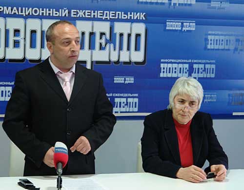Пресс-конференция в Махачкале, устроенная редакцией дагестанского еженедельника "Новое дело" и ассоциацией муниципальных СМИ Дагестана. Руслан Сунгуров и Ульяна Акаева. 27 апреля 2010 года. Фото "Кавказского Узла" Пресс-конференция в Махачкале, устроенная редакцией дагестанского еженедельника "Новое дело" и ассоциацией муниципальных СМИ Дагестана. Руслан Сунгуров и Ульяна Акаева. 27 апреля 2010 года. Фото "Кавказского Узла"