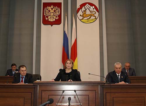 Заседание Парламента Северной Осетии. Первый ряд президиума: первый заместитель председателя Парламента Станислав Кесаев (слева), Лариса Хабицова (в центре) и заместитель председателя Парламента Азамат Хадиков. Владикавказ, 29 апреля 2010 года. Владимир Мукагов для "Кавказского Узла" Заседание Парламента Северной Осетии. Первый ряд президиума: первый заместитель председателя Парламента Станислав Кесаев (слева), Лариса Хабицова (в центре) и заместитель председателя Парламента Азамат Хадиков. Владикавказ, 29 апреля 2010 года. Владимир Мукагов для "Кавказского Узла"