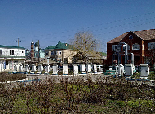 Дагестан, Хасавюрт, городской сквер, апрель 2010 года. Фото "Кавказского Узла" Дагестан, Хасавюрт, городской сквер, апрель 2010 года. Фото "Кавказского Узла"