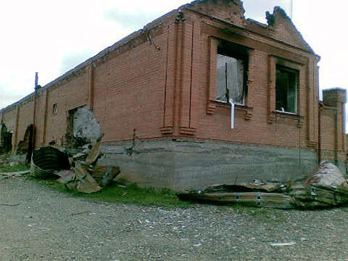 Сожженное и разрушенное домовладение Картоевых. Ингушетия, Экажево, апрель 2010 года. Фото "Кавказского Узла"