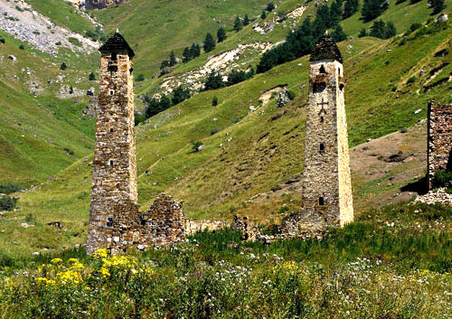Ингушетия, родовые башни в селении Вовнушки. Фото с сайта http://ingushetia.org Ингушетия, родовые башни в селении Вовнушки. Фото с сайта http://ingushetia.org