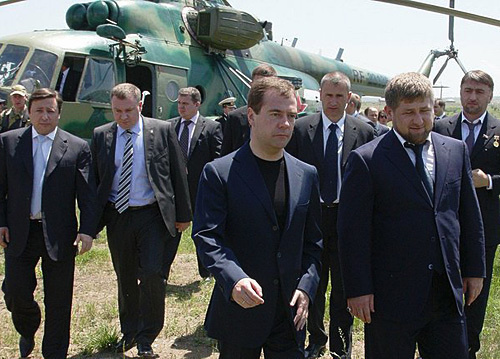 А.Г. Хлопонин (слева), Д.А. Медведев, Р.А. Кадыров, А.С.Делимханов (справа) по прибытии в село Центорой. Чечня, 14 июня 2010 года. Фото предоставлено пресс-службой Президента России А.Г. Хлопонин (слева), Д.А. Медведев, Р.А. Кадыров, А.С.Делимханов (справа) по прибытии в село Центорой. Чечня, 14 июня 2010 года. Фото предоставлено пресс-службой Президента России