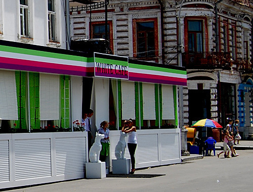 Владикавказ, "White Cafe", занявшее тротуар у дома №26 на проспекте Мира. Фото "Кавказского узла" Владикавказ, "White Cafe", занявшее тротуар у дома №26 на проспекте Мира. Фото "Кавказского узла"