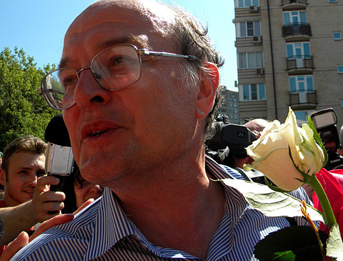 Юрий Самодуров у здания Таганского суда после оглашения приговора. Москва, 12 июля 2010 года. Фото "Кавказского узла" Юрий Самодуров у здания Таганского суда после оглашения приговора. Москва, 12 июля 2010 года. Фото "Кавказского узла"