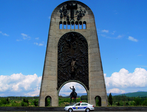Мемориал воинской славы в Кутаиси (Грузия) до разрушения. Фото с сайта www.panoramio.com/photo/24167350 Мемориал воинской славы в Кутаиси (Грузия) до разрушения. Фото с сайта www.panoramio.com/photo/24167350