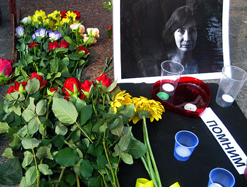 Москва, Чистопрудный бульвар, акция памяти Натальи Эстемировой, 15 июля 2010 года. Фото "Кавказского узла" Москва, Чистопрудный бульвар, акция памяти Натальи Эстемировой, 15 июля 2010 года. Фото "Кавказского узла"