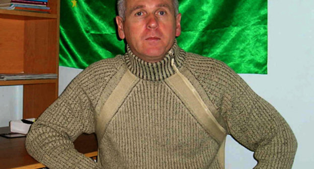 Мурат Берзегов в офисе "Черкесского конгресса" в Майкопе, 2007 год. Фатима Тлисова специально для "Кавказского узла" Мурат Берзегов в офисе "Черкесского конгресса" в Майкопе, 2007 год. Фатима Тлисова специально для "Кавказского узла"