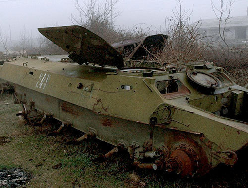 Разбитый азербайджанский бронетранспортёр в Нагорном Карабахе (2005 г.). Фото с сайта http://ru.wikipedia.org Разбитый азербайджанский бронетранспортёр в Нагорном Карабахе (2005 г.). Фото с сайта http://ru.wikipedia.org