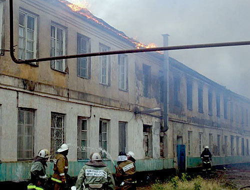 Тушение пожара в общежитии Каспийска, 22 июля 2010 года. Фото пресс-службы МЧС Дагестана Тушение пожара в общежитии Каспийска, 22 июля 2010 года. Фото пресс-службы МЧС Дагестана