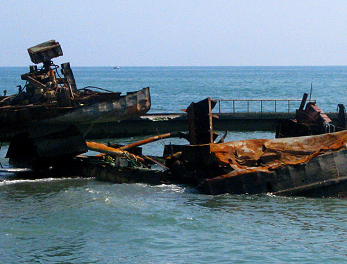Обломки молдавского сухогруза "Арас-1". Сочи, май 2010 года. Фото "Кавказского узла" Обломки молдавского сухогруза "Арас-1". Сочи, май 2010 года. Фото "Кавказского узла"