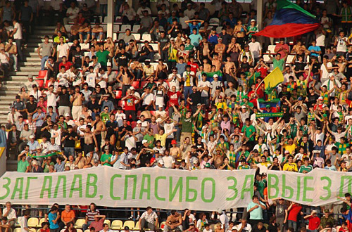Болельщики "Анжи" протестуют против переноса игры "Анжи-Терек" из Дагестана в РСО-А. Владикавказ, 25 июля 2010 года. Фото: http://fc-alania.ru Болельщики "Анжи" протестуют против переноса игры "Анжи-Терек" из Дагестана в РСО-А. Владикавказ, 25 июля 2010 года. Фото: http://fc-alania.ru