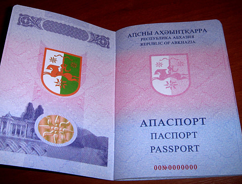 Первая страница абхазского загранпаспорта. Сухум, апрель 2010 года. Фото "Кавказского Узла" Первая страница абхазского загранпаспорта. Сухум, апрель 2010 года. Фото "Кавказского Узла"