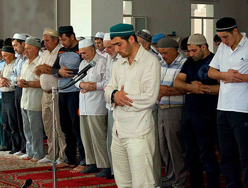Чтение молитвы "Таравих". Фото с сайта www.islamdag.ru Чтение молитвы "Таравих". Фото с сайта www.islamdag.ru