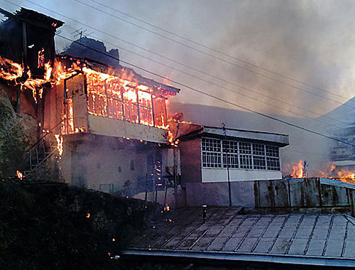 Пожар в селении Анчих Ахвахского района Дагестана. 5 августа 2010 года. Фото "Кавказского узла" Пожар в селении Анчих Ахвахского района Дагестана. 5 августа 2010 года. Фото "Кавказского узла"