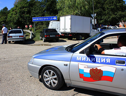 Машины милиции у дороги ведущей к месту расположения полигона для ТБО, п. Вардане, г. Сочи. 3 сентября 2010 года. Фото "Кавказского узла" Машины милиции у дороги ведущей к месту расположения полигона для ТБО, п. Вардане, г. Сочи. 3 сентября 2010 года. Фото "Кавказского узла"