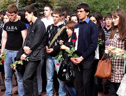 Митинг молодежи у мемориала "Вечный огонь" в Нальчике, 18 сентября 2010 года. Фото "Кавказского узла" Митинг молодежи у мемориала "Вечный огонь" в Нальчике, 18 сентября 2010 года. Фото "Кавказского узла"