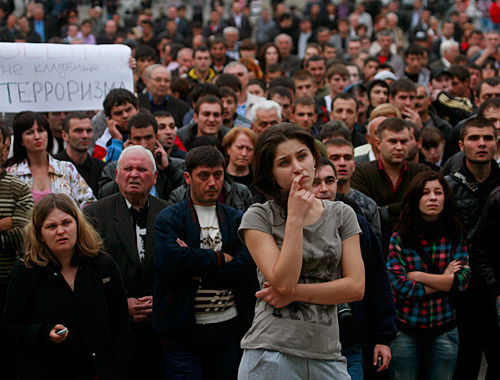 Несанкционированный митинг против террора перед домом правительства Северной Осетии. Владикавказ, 15 сентября 2010 года. Владимир Мукагов специально для "Кавказского узла" Несанкционированный митинг против террора перед домом правительства Северной Осетии. Владикавказ, 15 сентября 2010 года. Владимир Мукагов специально для "Кавказского узла"