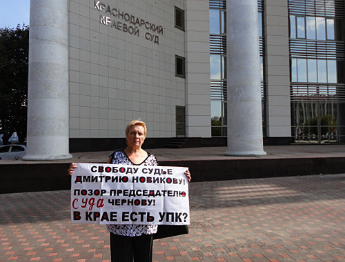 Тамара Новикова возле здания Краснодарского краевого суда, 21 сентября 2010 года. Фото "Кавказского узла" Тамара Новикова возле здания Краснодарского краевого суда, 21 сентября 2010 года. Фото "Кавказского узла"